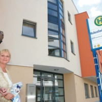 Ausflug von Mann und Frau bei der Freizeitgestaltung im Haus Grünrockstraße in Hagen vom Stiftungsbereich Bethel.regional, wo Menschen mit Behinderungen betreut werden und an Freizeitangeboten teilnehmen können.