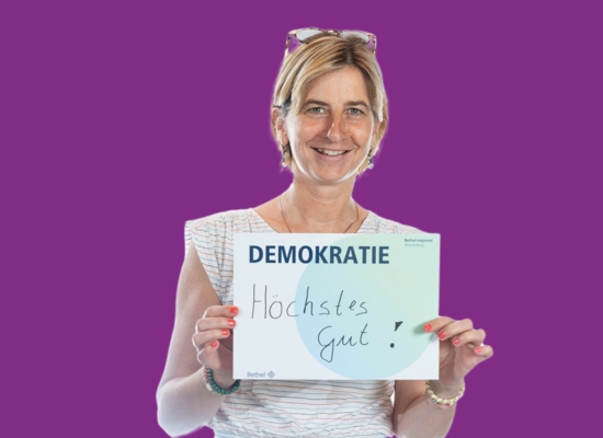 Frau mit Schild Demokratie Höchstes Gut!