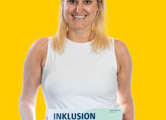 Frau mit Schild Inklusion als Chance!