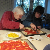 Personen beim Kochen im Begegnungs- und Freizeitzentrum Eckardtsheim, Bethel.regional, Bielefeld