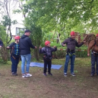 Ausflug im Klettergarten in Burbach vom Haus Burgweg von Bethel.regional, wo Kindern und Jugendlichen mit schweren Behinderungen Hilfe und Unterstützung geboten wird.