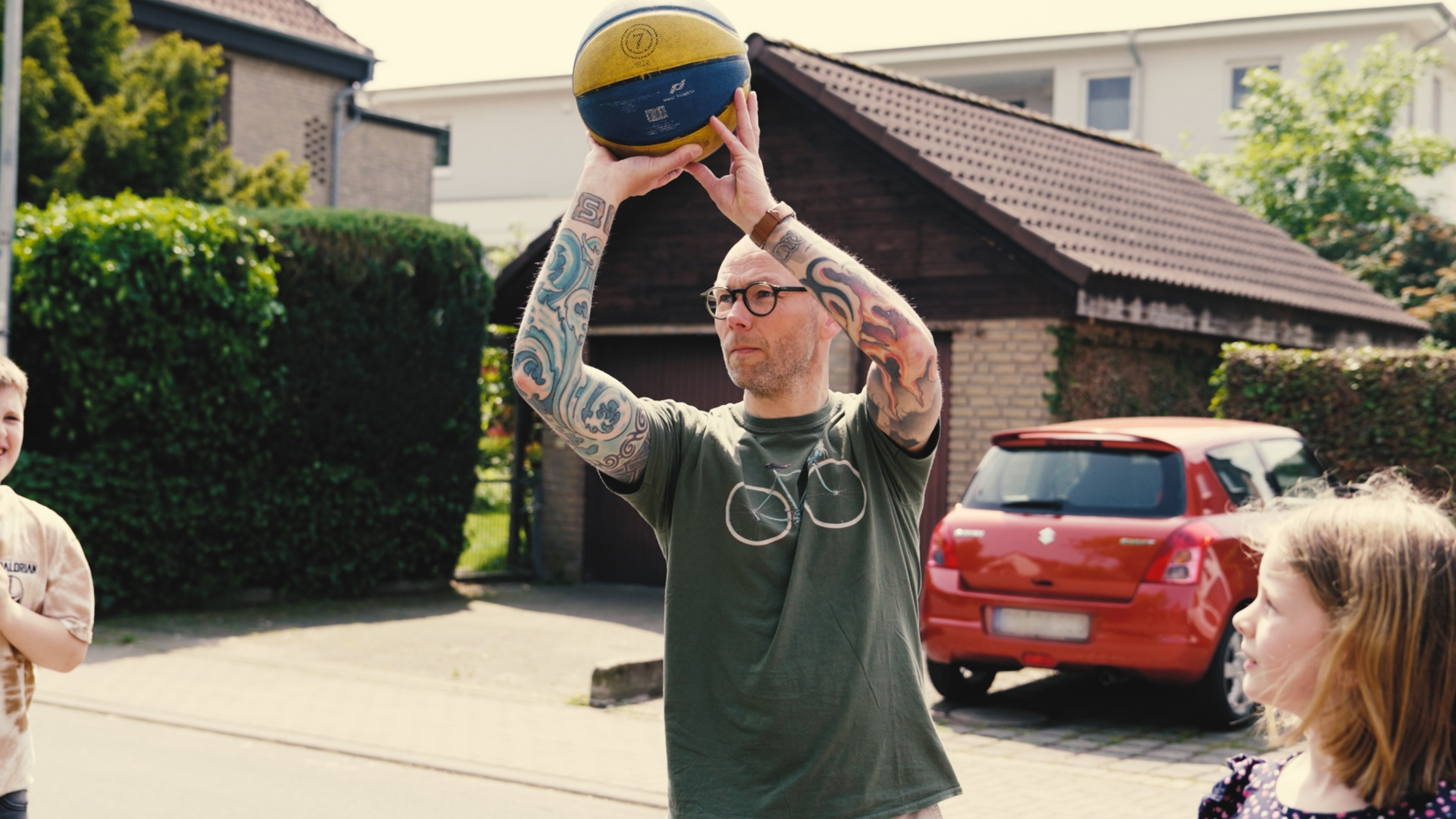 Ein Erzieher aus einer Wohngruppe der Kinder- und Jugendhilfe beim Basketballspielen