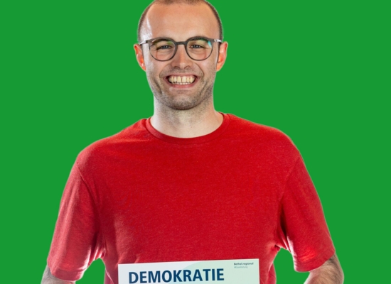 Mann mit Schild Demokratie ist Freiheit!