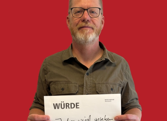 Mann mit Schild in der Hand Würde Jeder wird gesehen,