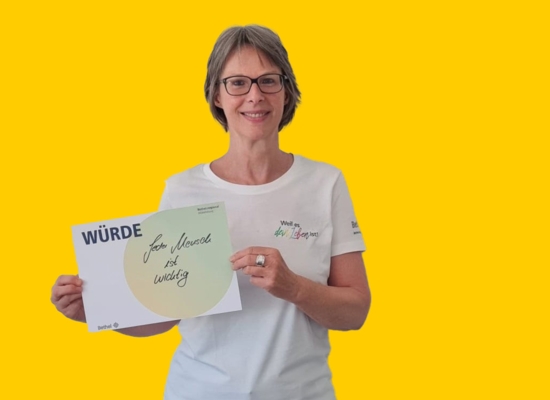 Frau mit Schild in der Hand Würde Jeder Mensch ist wichtig.