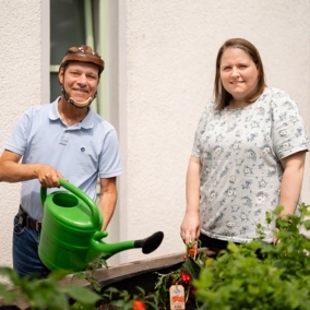 Bethel.regional_Mensch mit Epilepsie arbeitet mit einer Mitarbeiterin am Hochbeet im Garten_Haus Gihon Bethel.regional_Mensch mit Epilepsie arbeitet mit einer Mitarbeiterin am Hochbeet im Garten_Haus Gihon