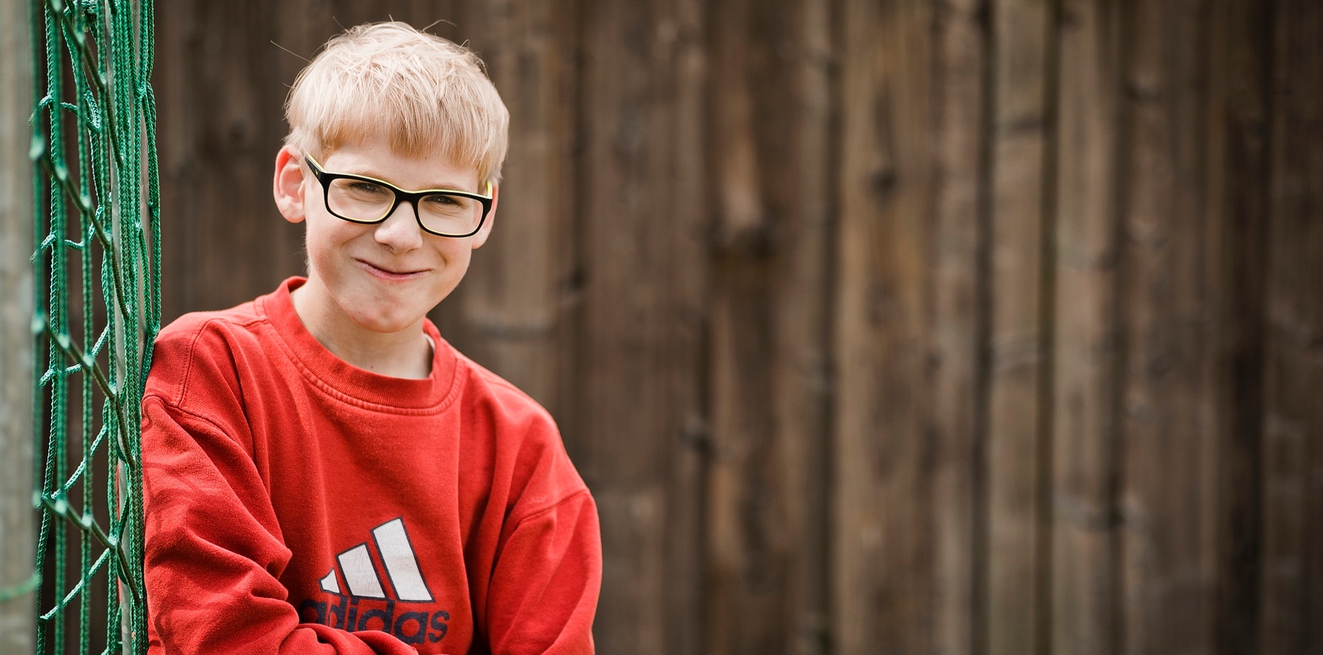 Junge mit Brille lächelt