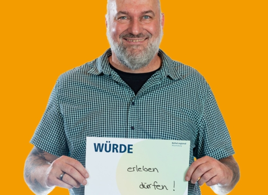 Mann mit Schild Würde erleben dürfen!