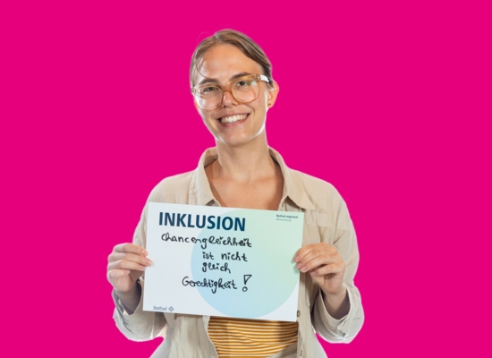 Frau mit Schild Inklusion Chancengleichheit ist nicht gleich Gerechtigkeit!