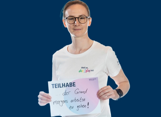 Frau mit Schild Teilhabe der Grund morgens arbeiten zu gehen!