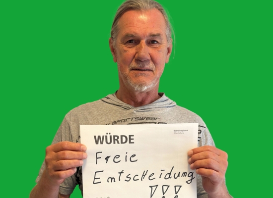 Mann mit Schild in der Hand Würde Freie Entscheidung!!!