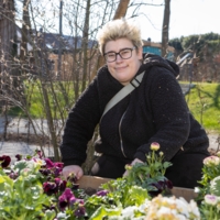 Eine Bewohnerin des Hauses Luisenstraße von Bethel.regional bepflanzt Hochbeete im Rahmen der Landesgartenschau.