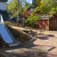 Spielplatz vom Haus Burgweg in Burbach von Bethel.regional, wo Kindern und Jugendlichen mit schweren Behinderungen und hohem Pflegebedarf Hilfe und Unterstützung geboten wird.