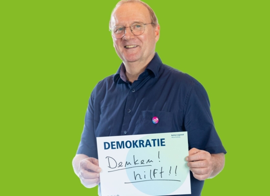 Mann mit Schild Demokratie Denken! hilft!!