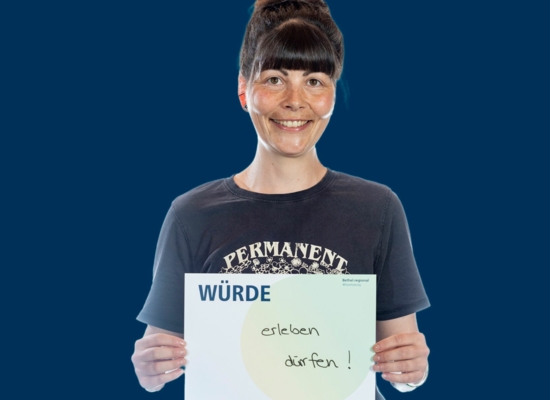 Frau mit Schild Würde erleben dürfen!