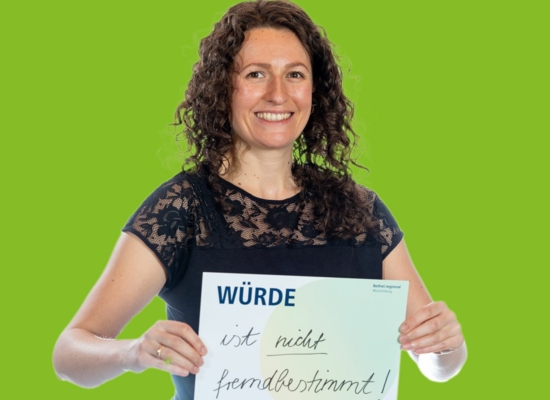 Frau mit Schild Würde ist nicht fremdbestimmt!