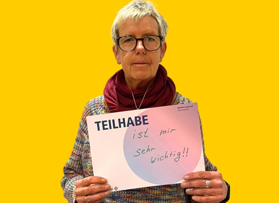 Frau mit Schild in der Hand Teilhabe ist mir sehr wichtig!!