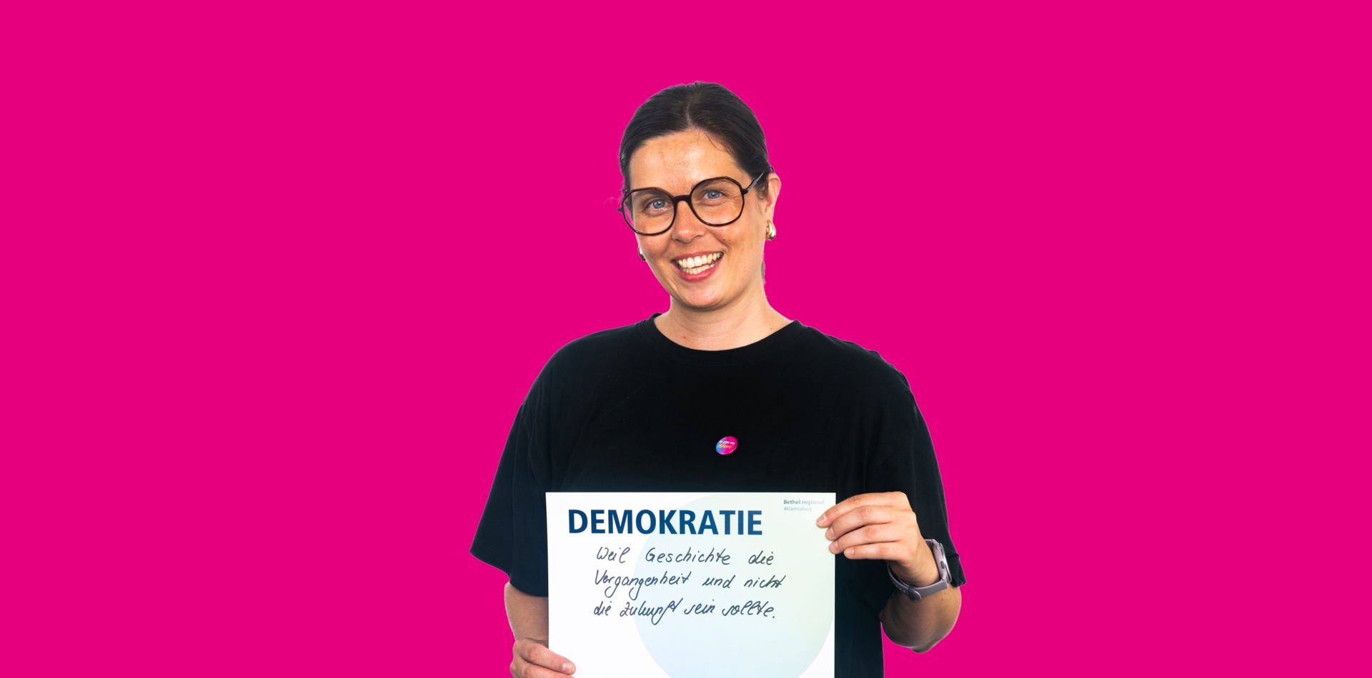 Frau mit Schild Demokratie, weil Geschichte die Vergangenheit und nicht die Zukunft sein sollte.