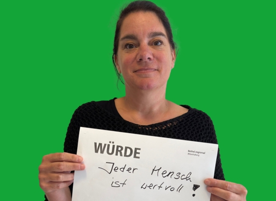 Frau mit Schild in der Hand Würde Jeder Mensch ist wertvoll!